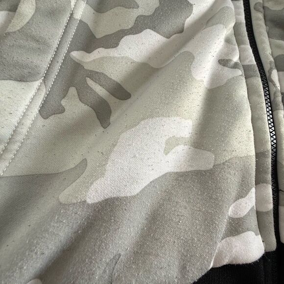 The North Face Men's Reversible Camo and Black Puffer Jacket - Picture 5 of 15